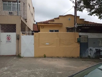 Casa Térrea de frente para rua, arejada, com quintal e próxima da Est. do Portela