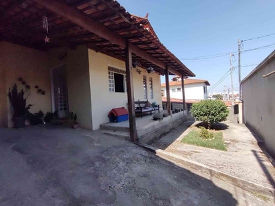 Casa com 3 quartos à venda no bairro Paquetá, 170m²