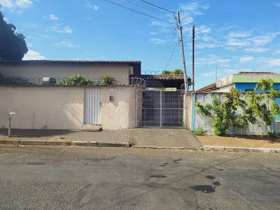 Casa com 2 Quartos e 1 banheiro para Alugar, 60 m² por R$ 800/Mês