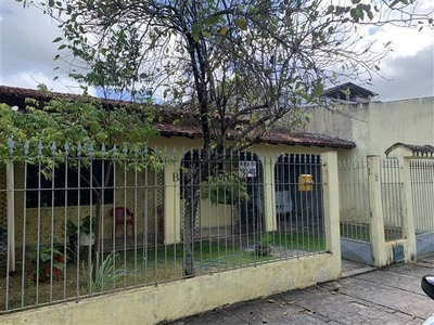 Casa com 4 Quartos e 4 banheiros à Venda, 180 m² por R$ 980.000