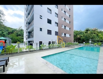 Apartamento no Bairro Bom Retiro em Blumenau com 3 Dormitórios (3 suítes) e 189 m²