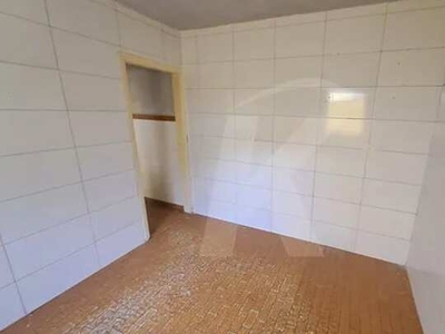 Casa com 1 quarto, sala, cozinha, banheiro e área de serviço