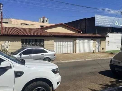 CASA NO FUNDO DO LOTE COM 2 QUARTOS SUITE em Jardim América - Goiânia - GO