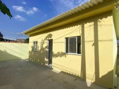 Casa três quartos com quintal em Campo Grande