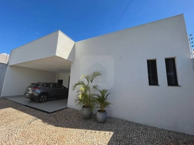 Casa com 3 Quartos e 3 banheiros à Venda, 245 m² por R$ 1.400.000