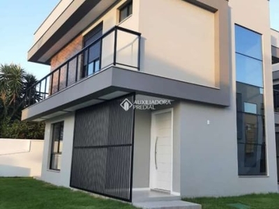 Casa em condomínio fechado com 3 quartos à venda na rua guabiju, 100, campeche, florianópolis, 166 m2 por r$ 1.610.200