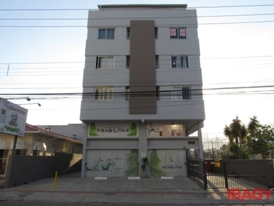 Apartamento com 2 quartos para alugar na rua elesbão pinto da luz, 62, jardim atlântico, florianópolis, 70 m2 por r$ 1.550