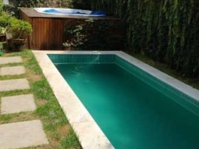 Casa terrea com 1 suíte com ar condicionado e closet 2 dormitórios com banheiro integrado lavado e banheiro externo garagem coberta p 2 carros piscina com aquecimento solar e spa condomínio com piscin