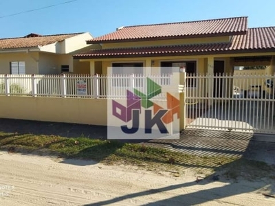 Maravilhosa casa com piscina e próxima ao mar,para locação de temporada, localizada no balneário ca