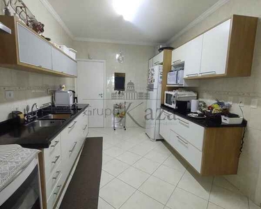 Apartamento no Bosque dos Eucaliptos com 4 qtos,1 suite,2 vagas. Confira!!