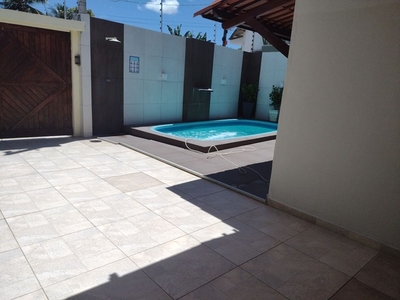 Área de lazer com piscina e casa em Maceió