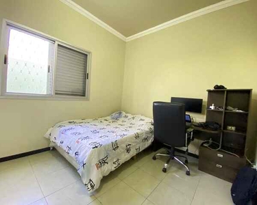 Casa com 03 quartos, suite, piscina, 5 vagas. Espaço, segurança e conforto que você procur