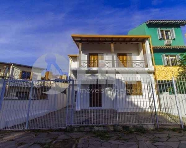 Casa de 3 dormitórios sendo 1 suíte à venda com 3 vagas de garagem em Porto Alegre, no bai