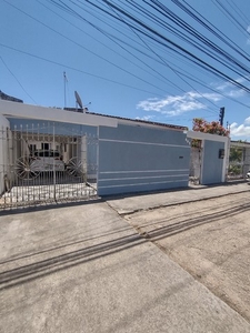 Casa para venda possui 200 metros quadrados com 3 quartos em Tabuleiro do Martins - Maceió