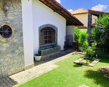 Casa térrea com piscina em condomínio fechado na Estrada do Coco!