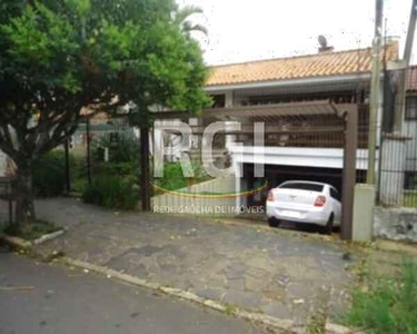 ![CDATA[Casa para Venda - 330m², 4 dormitórios, 2 vagas - Glória]]