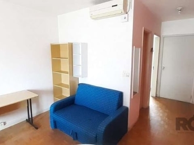 Apartamento jk - 31,57 m² área privativa. cozinha com balcões e cooktop. banheiro social com box de vidro ventilação natural. ficam no apto refrigerador, fogão, split, armários e cama e tudo mais que