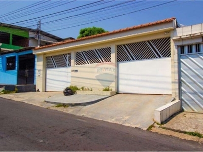 'residência espaçosa com piscina e segurança: sua oportunidade no conjunto renato souza pinto