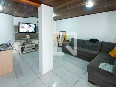 CASA com 4 dormitórios e 4 garagens