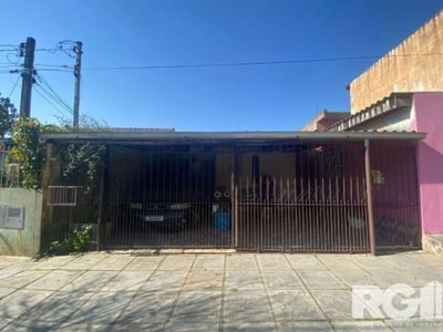 Casa à venda no bairro restinga | localizada na primeira unidade, com 2 dormitórios, sala e cozinha integradas e banheiro social, área externa com churrasqueira e peça externa com banheiro e dormitóri