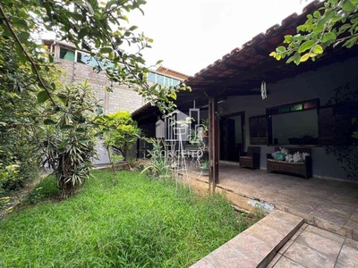 Casa com 4 quartos à venda no bairro Universitário, 200m²