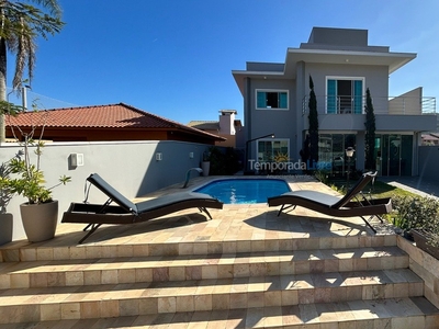 Linda casa com piscina na praia de Zimbros em Bombinhas SC