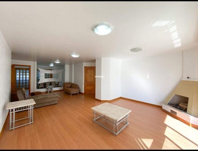 Casa no Bairro Itoupava Central em Blumenau com 6 Dormitórios (1 suíte) e 210 m²