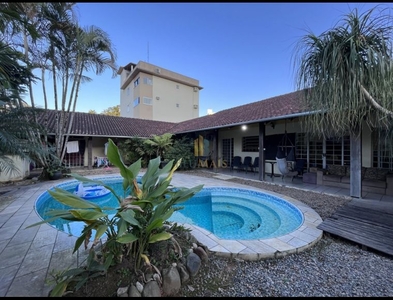 Casa no Bairro Escola Agrícola em Blumenau com 3 Dormitórios (1 suíte) e 340 m²