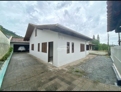 Casa no Bairro Velha em Blumenau com 3 Dormitórios (1 suíte) e 120 m²