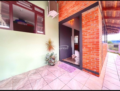 Casa no Bairro Itoupavazinha em Blumenau com 4 Dormitórios (1 suíte) e 180 m²