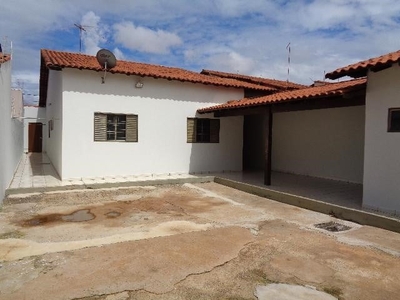 Casa com 3 Quartos e 1 banheiro para Alugar, 180 m² por R$ 1.800/Mês