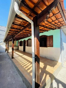 Casa com 3 Quartos e 1 banheiro para Alugar, 180 m² por R$ 2.100/Mês
