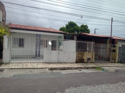 Casa com 3 Quartos e 2 banheiros à Venda, 312 m² por R$ 300.000