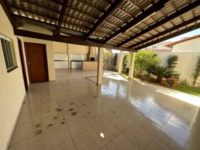 Casa com 4 Quartos e 2 banheiros para Alugar, 300 m² por R$ 5.000/Mês