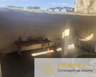 Casa 2 dormitórios, cozinha com armários, sala de estar, 2 banheiros, lavanderia, área de