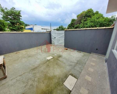 Casa Linear em Condomínio c/ Quintal, 02 Quartos e Garagem - Heliópolis