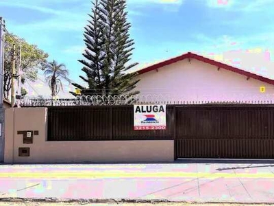 Aluga-se casa de 3 suítes plenas no Setor Jardim América