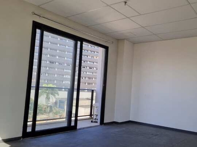 Aluga-se sala comercial com 28 m² e ótima localização em Osasco. Ótimo espaço dispondo de