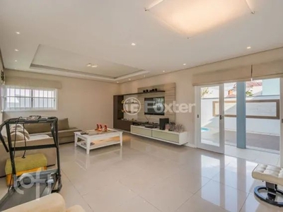 Casa à venda em Estância Velha com 256 m², 3 quartos, 1 suíte, 4 vagas