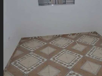 Casa com garagem próxima ao metro