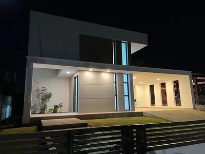 Casa de alto padrão em Aldeia - 245m² - 3 quartos (3 suítes) - piscina privativa | nova.