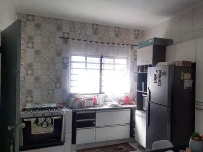 Casa p/ Loação c/ 180m², 2 Dorms, Sala, Cozinha, Área de Serviço, Despejo, Quintal, Churra