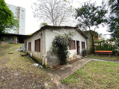 Casa Comercial, terreno ENORME, pátio amplo, arborizado com depósito e pavilhão funos