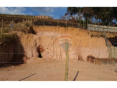 Terreno em Centro, Mercês/MG de 250m² à venda por R$ 50.000,00