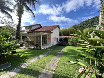 Casa em condomínio à venda no bairro Centro em Angra dos Reis