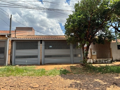 Casa espaçosa no Jardim Oliveira com 03 quartos