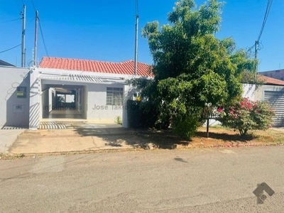 Linda casa com energia fotovoltaica e piscina