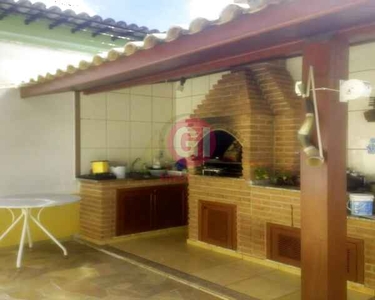 AMPLA CASA COM PISCINA E CHURRASQUEIRA NO CENTRO DE PINDAMONHANGABA