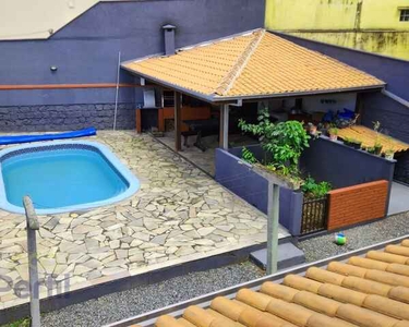 Amplo sobrado com 05 dormitórios e piscina (3x6m) no Bairro Costa e Silva