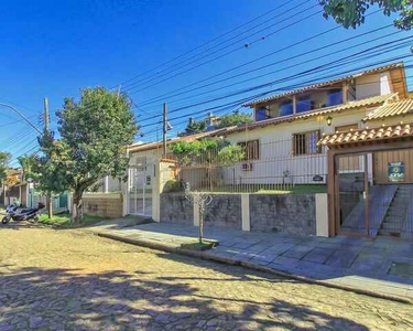 Casa Padrão, 3 dormitórios, 1 suítes, 5 banheiro, 3 vagas na garagem, 205M² de Área Constr